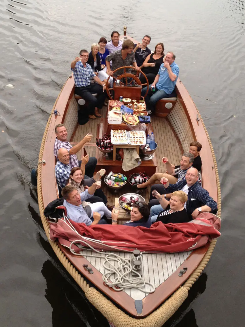Sloep met gasten en catering