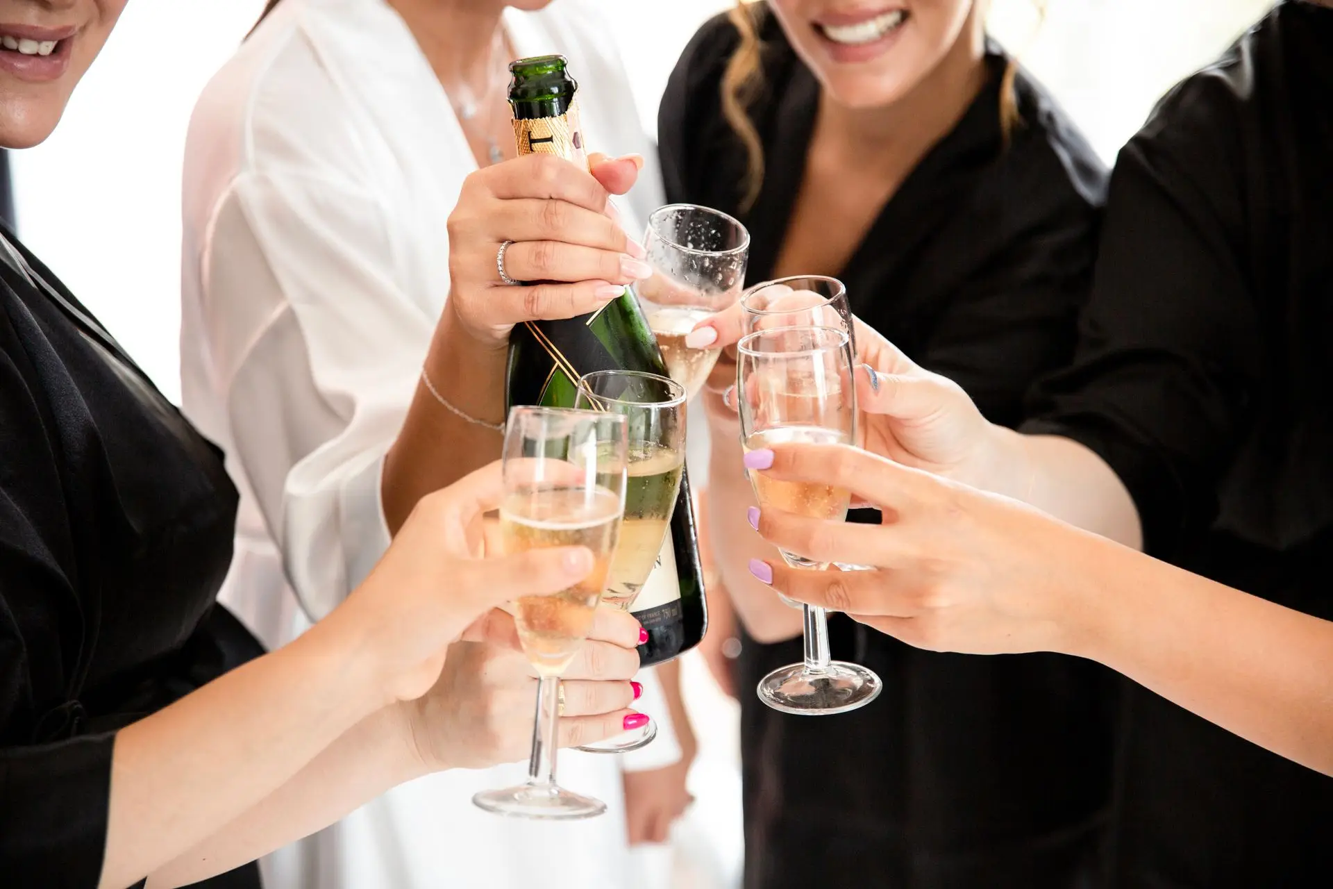 Proosten op een vrijgezellenfeest